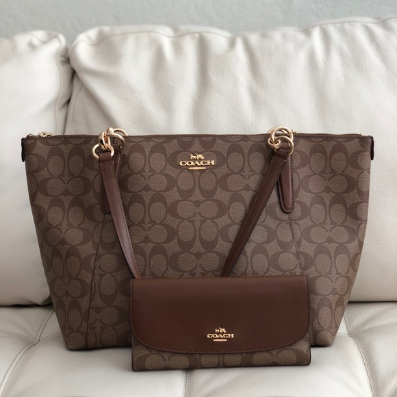 ava tote in signature canvas